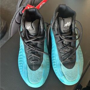 AE 1’s basketball shoes size 4
